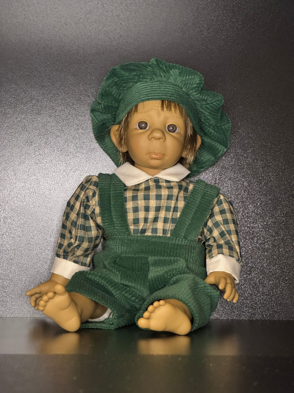 Poupée d'Artiste Expressive | Tenue Salopette en Velours Côtelé Vert | Charme Champêtre Vintage