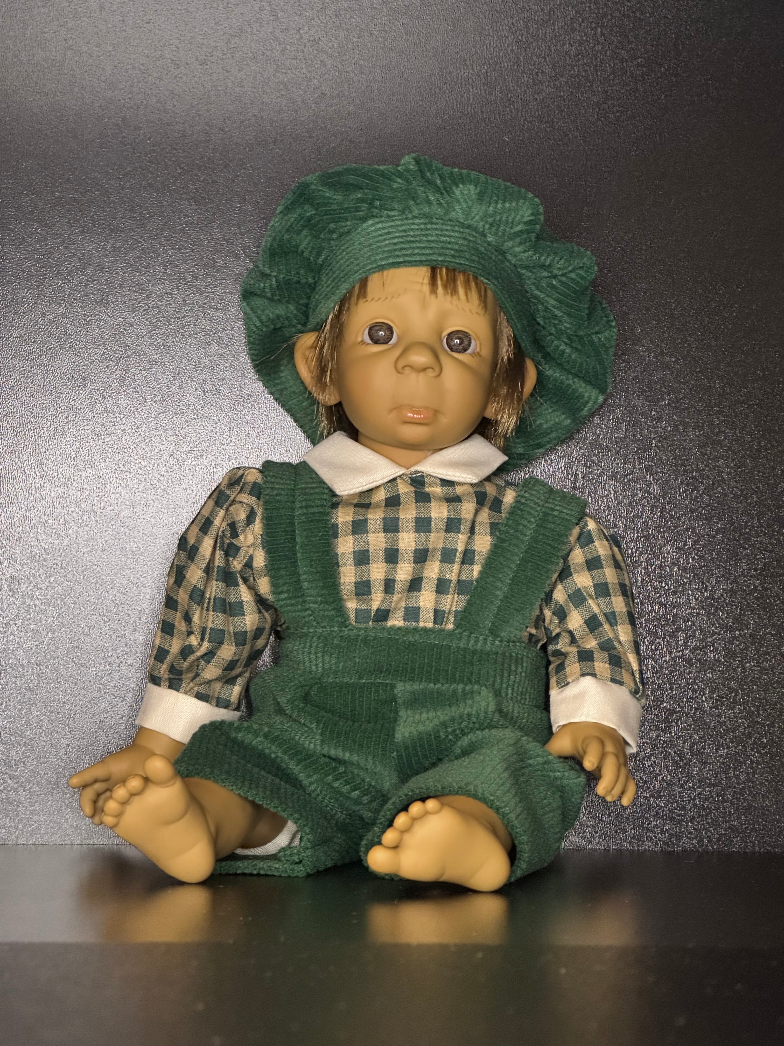 Poupée d'Artiste Expressive | Tenue Salopette en Velours Côtelé Vert | Charme Champêtre Vintage