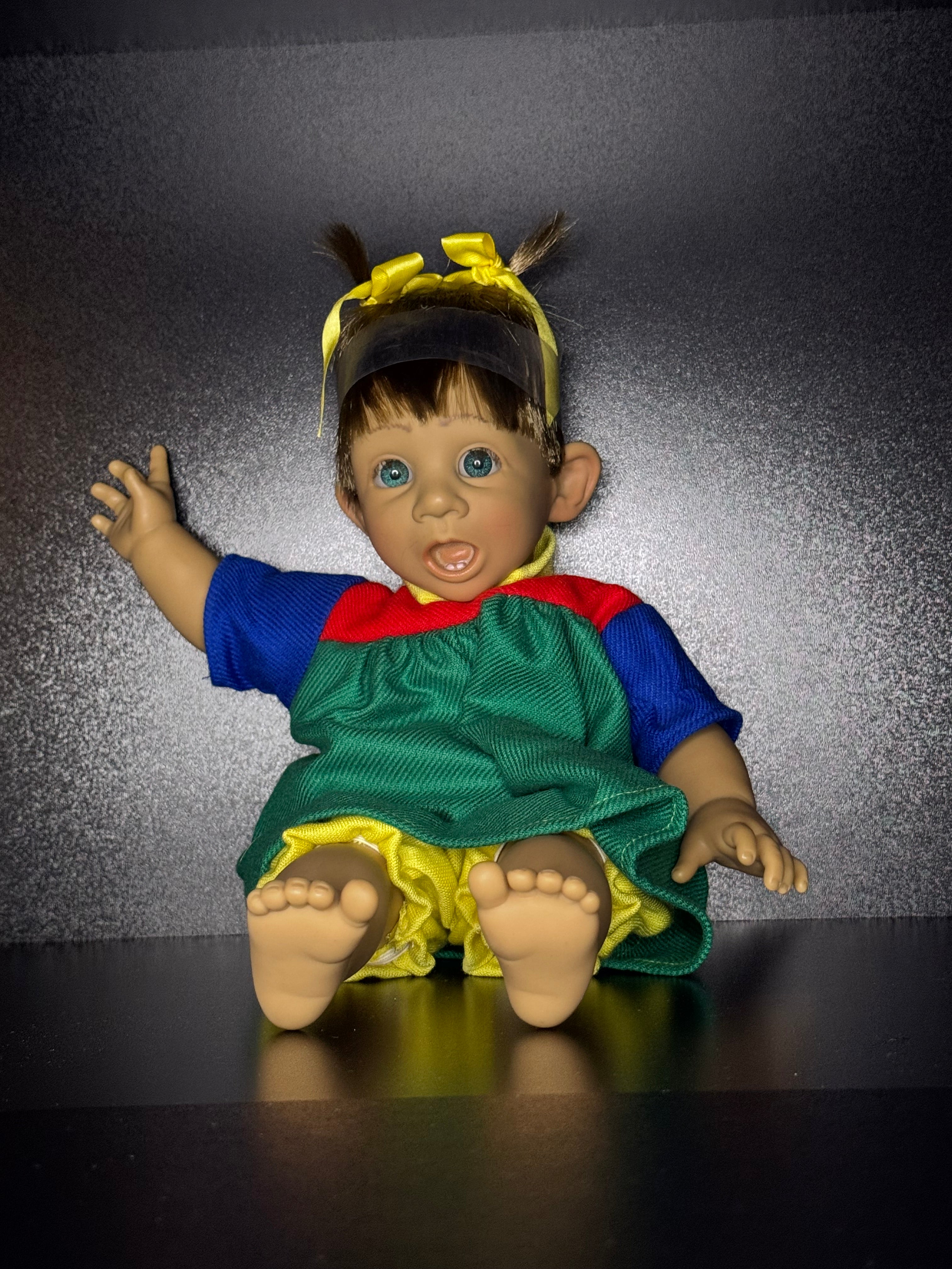 Poupée d'Artiste Expressive "Carla" | Certificat d'Adoption Inclus | Tenue Bloc de Couleurs Vive
