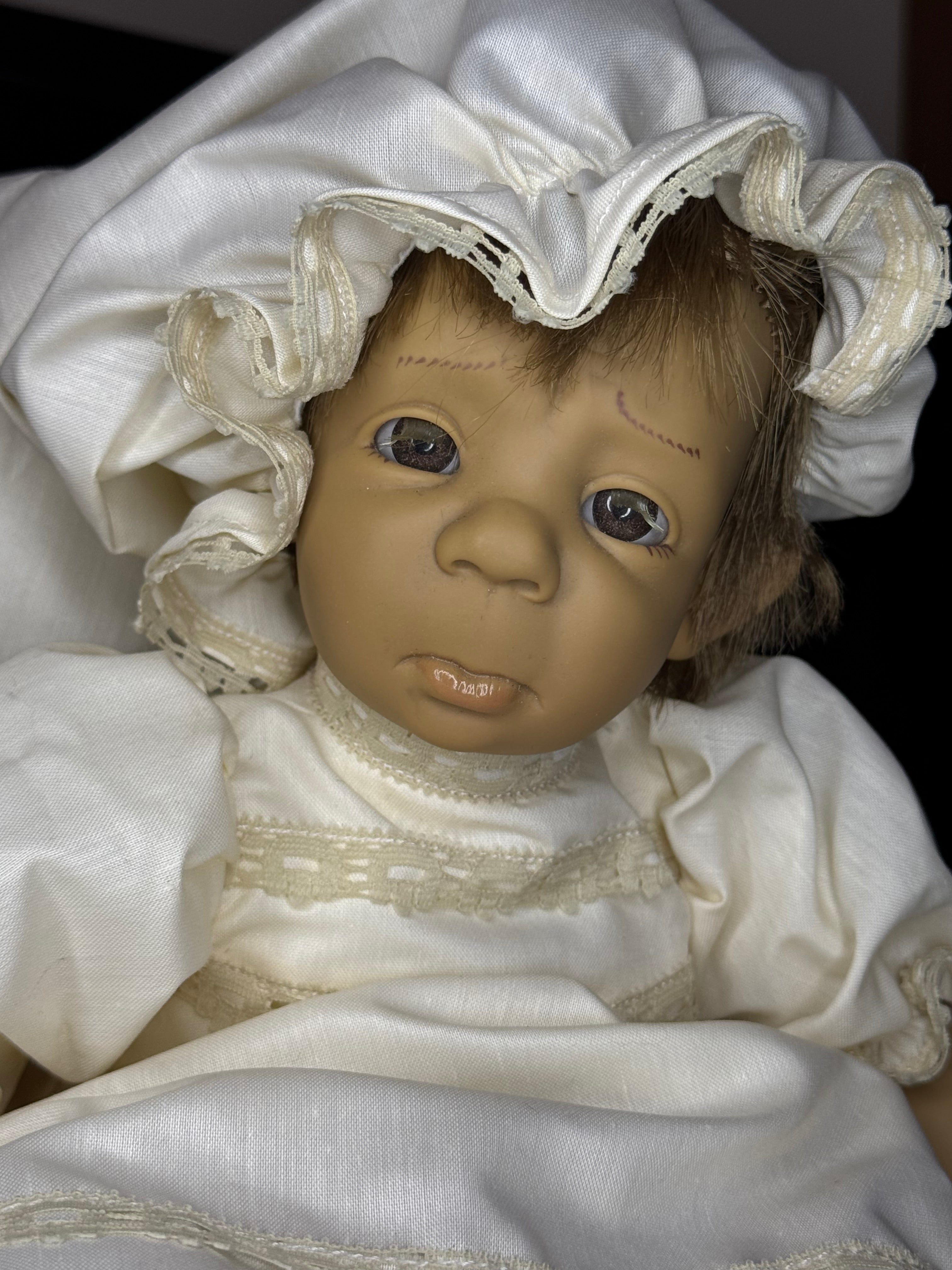 Poupée d'Artiste Vintage "L'Enfant Rêveur" | Grand Chapeau de Lin et Robe Crème | Pièce de Caractère