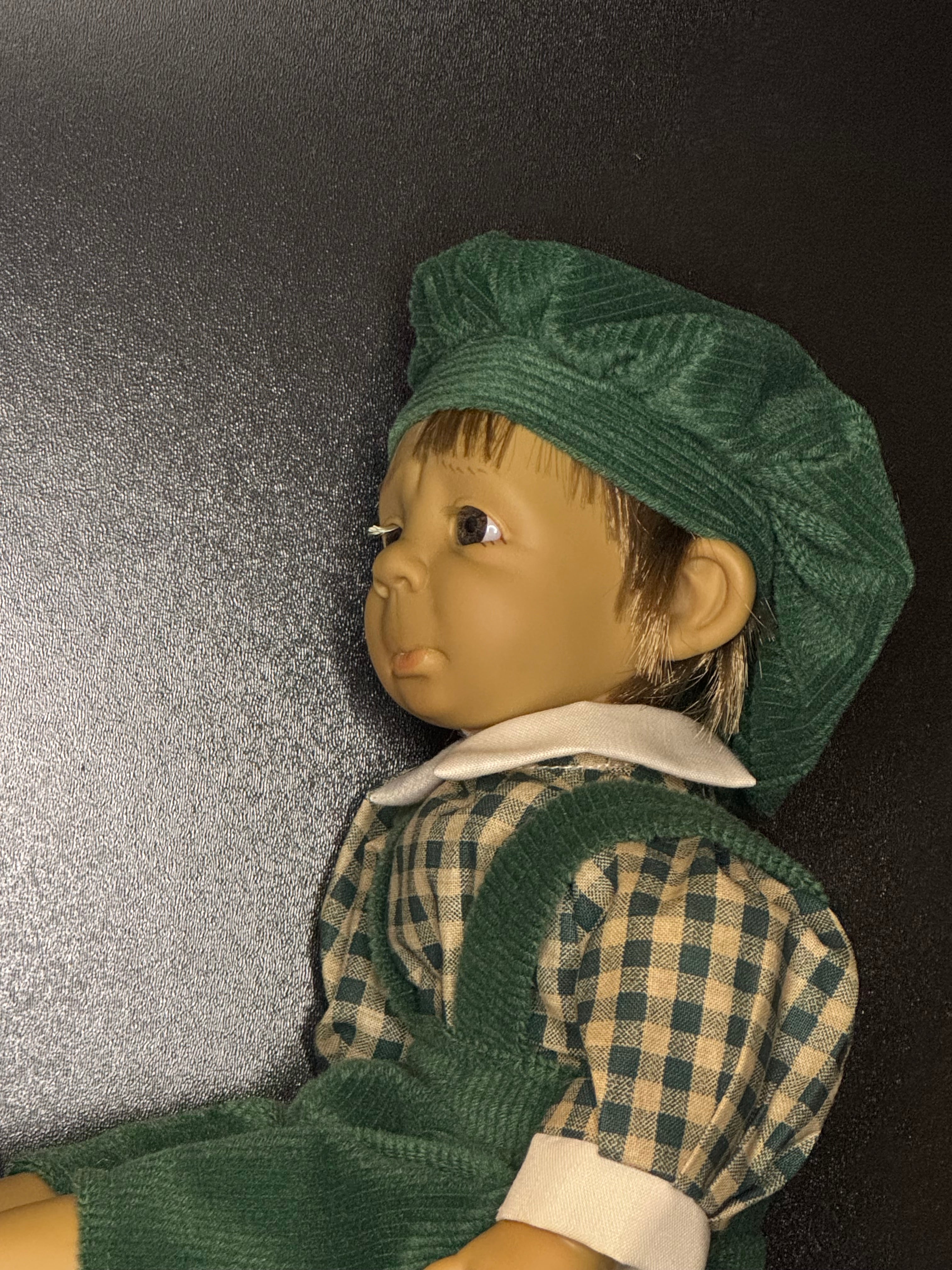 Poupée d'Artiste Expressive | Tenue Salopette en Velours Côtelé Vert | Charme Champêtre Vintage