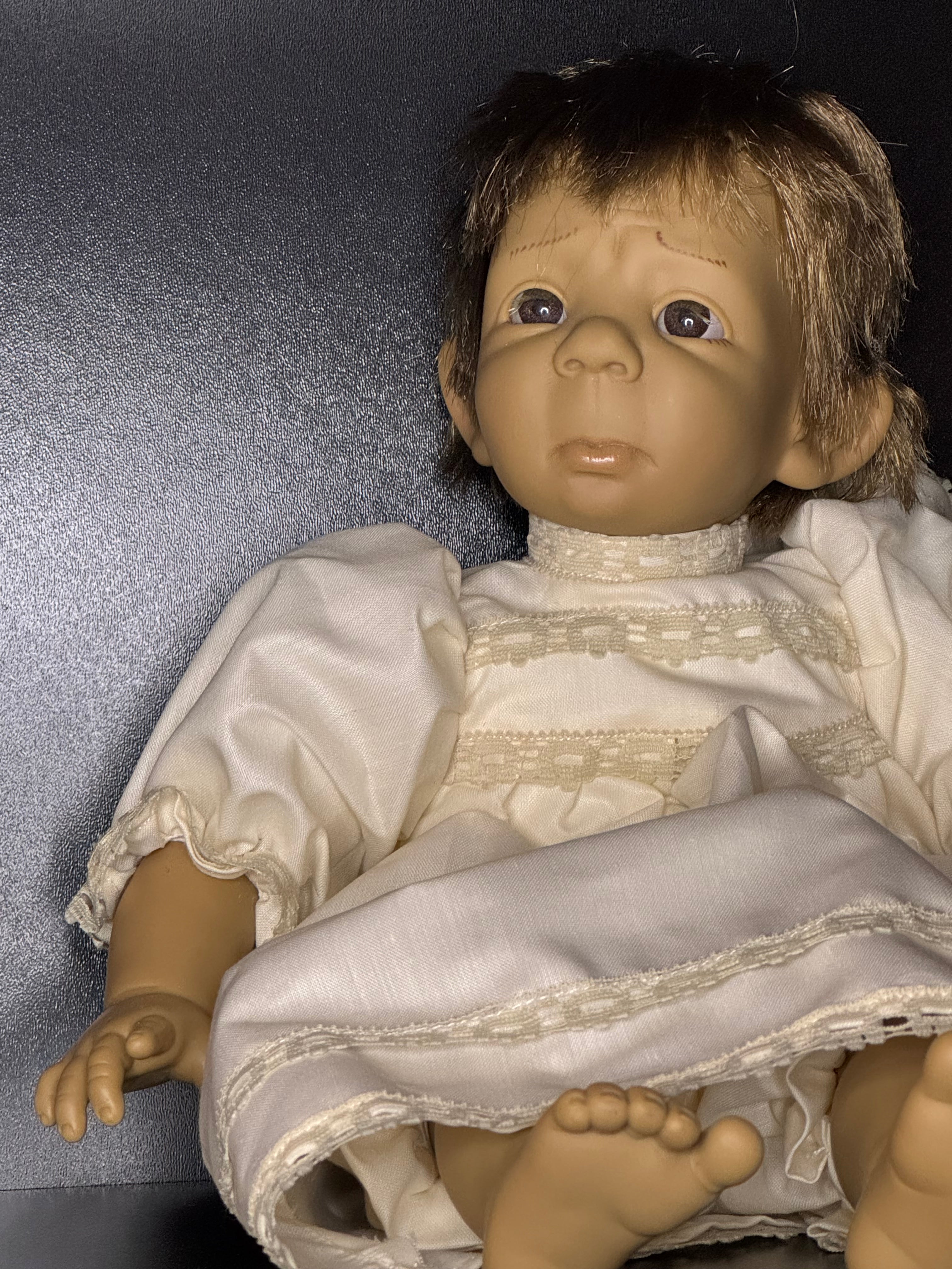 Poupée d'Artiste Vintage "L'Enfant Rêveur" | Grand Chapeau de Lin et Robe Crème | Pièce de Caractère
