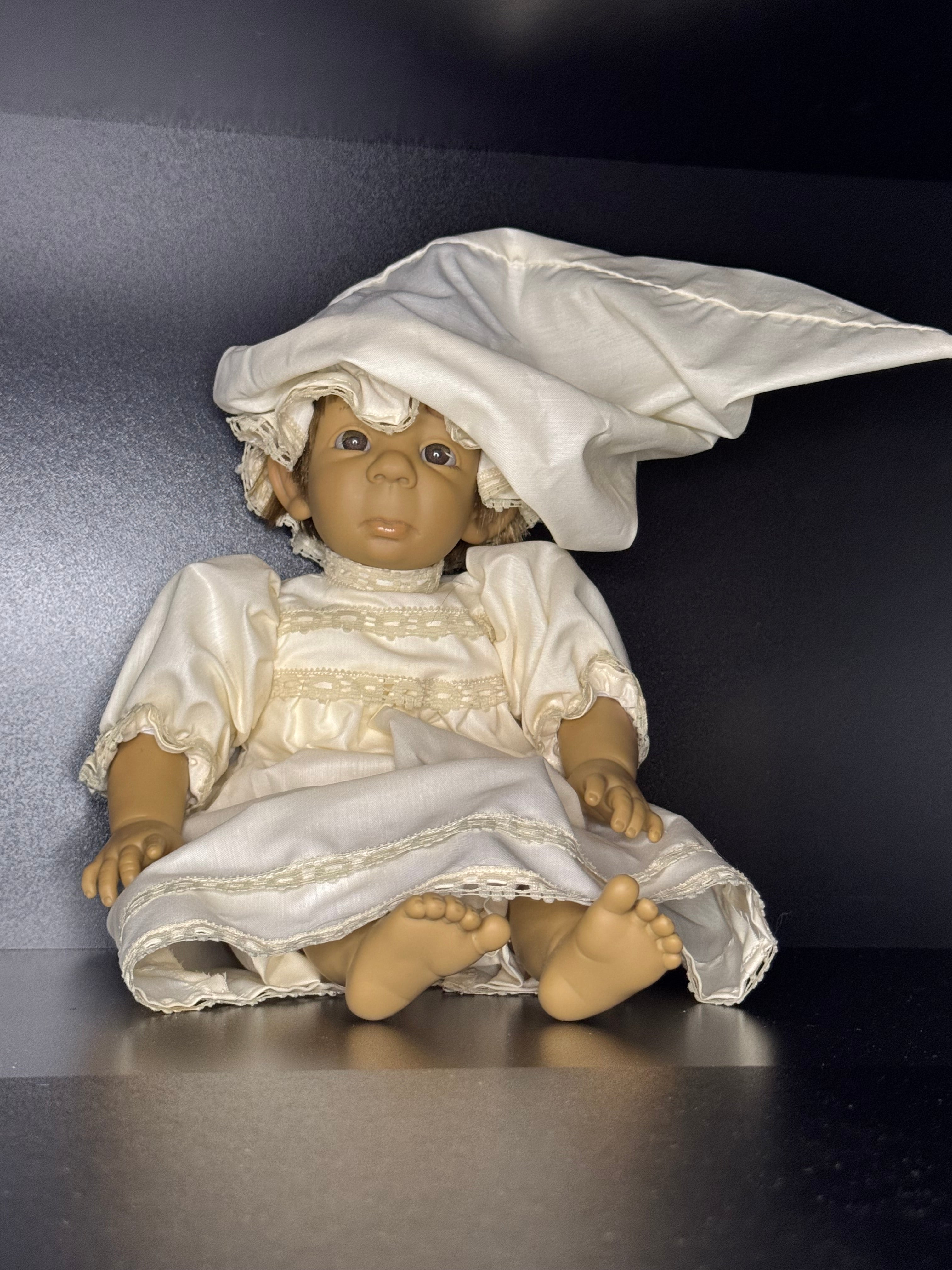 Poupée d'Artiste Vintage "L'Enfant Rêveur" | Grand Chapeau de Lin et Robe Crème | Pièce de Caractère