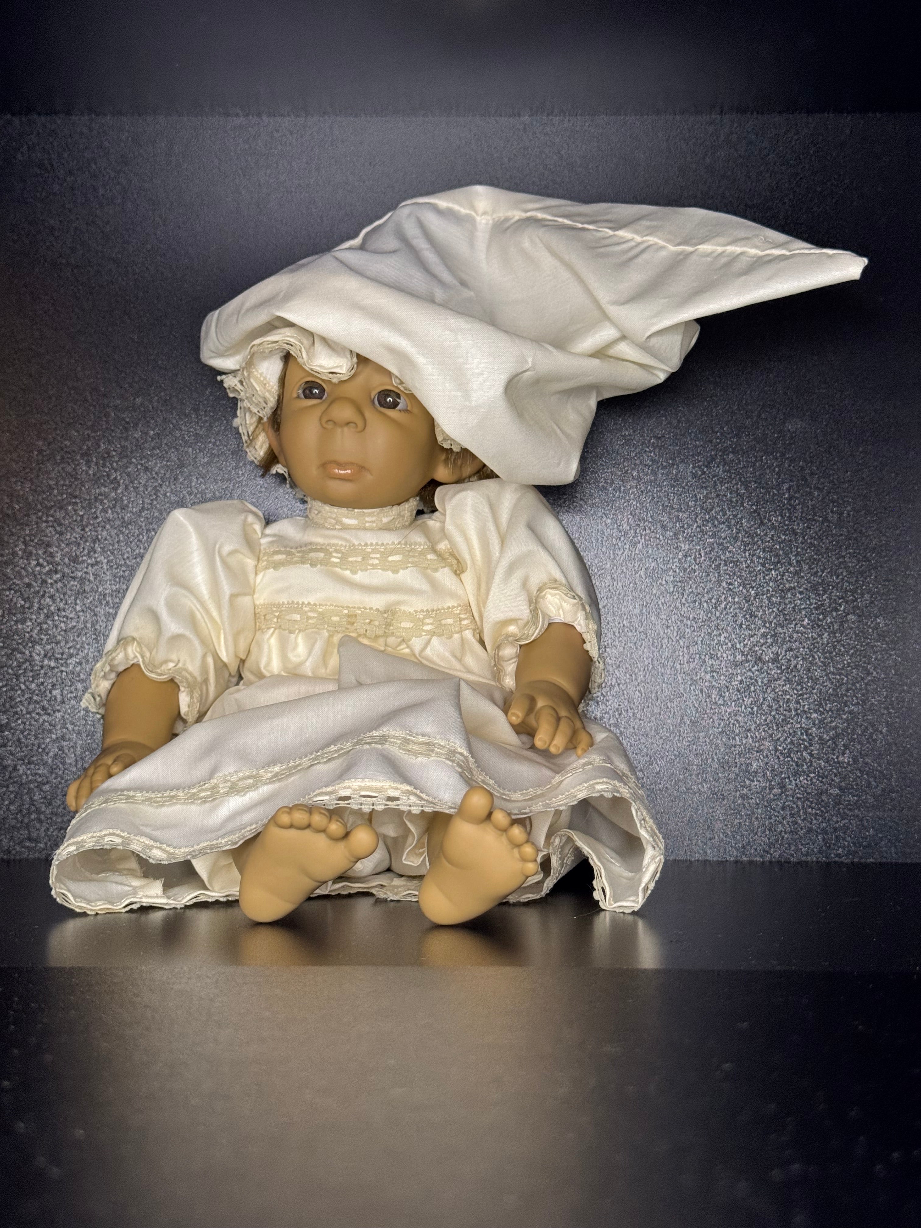 Poupée d'Artiste Vintage "L'Enfant Rêveur" | Grand Chapeau de Lin et Robe Crème | Pièce de Caractère