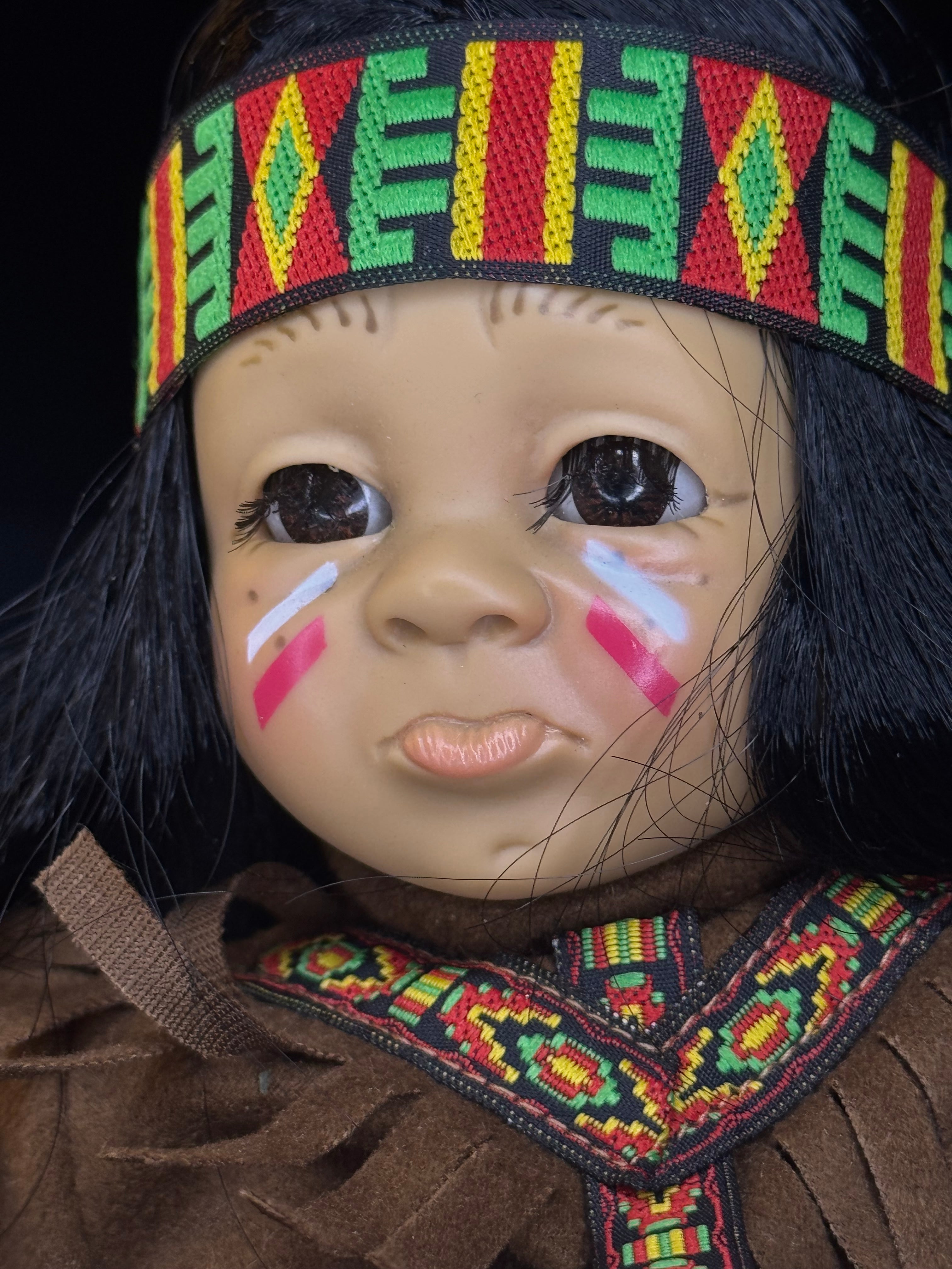 Poupée d'Artiste Thématique "Little Jerome" | Certificat d'Adoption Original | Costume en Suédine