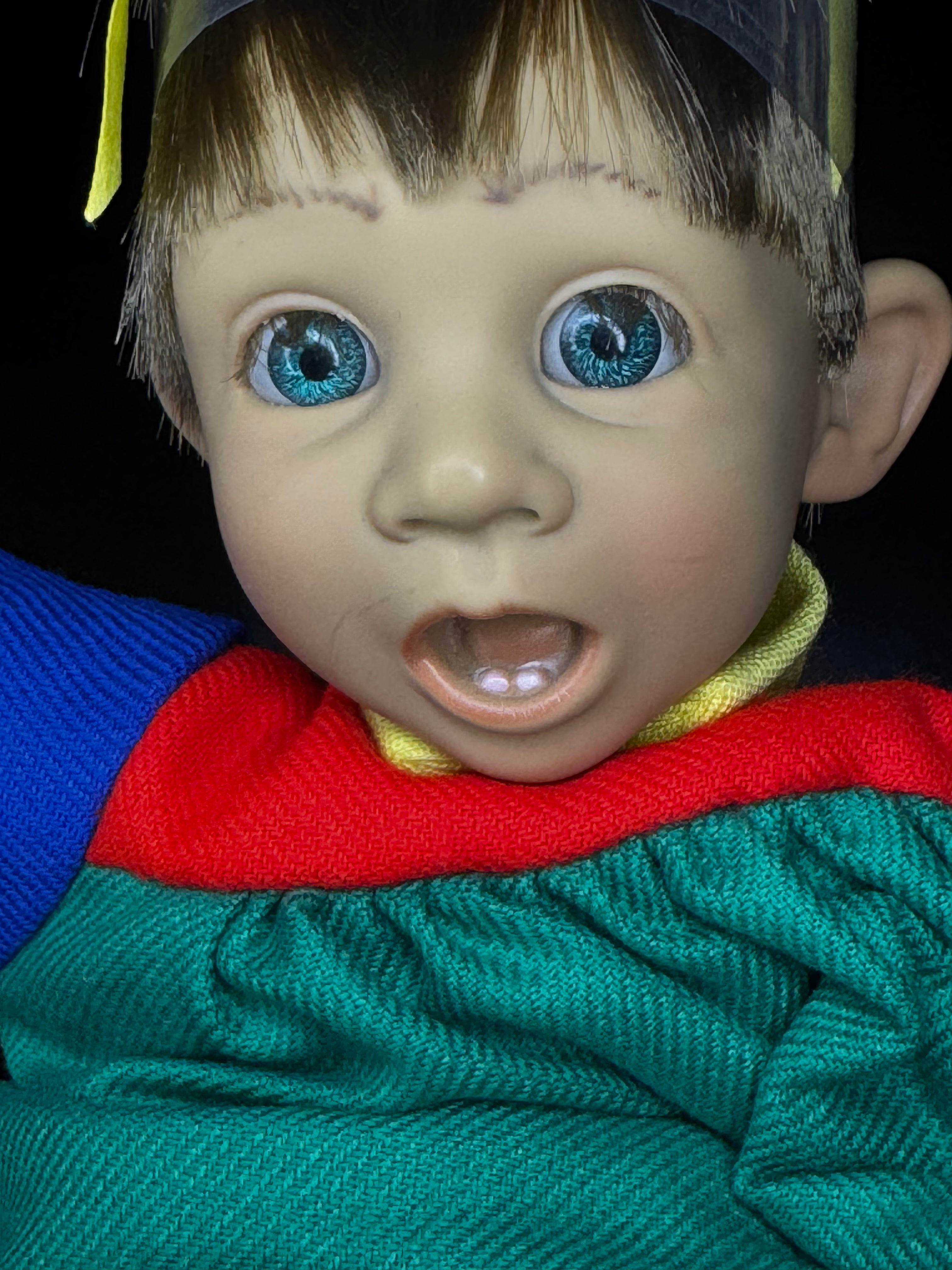 Poupée d'Artiste Expressive "Carla" | Certificat d'Adoption Inclus | Tenue Bloc de Couleurs Vive