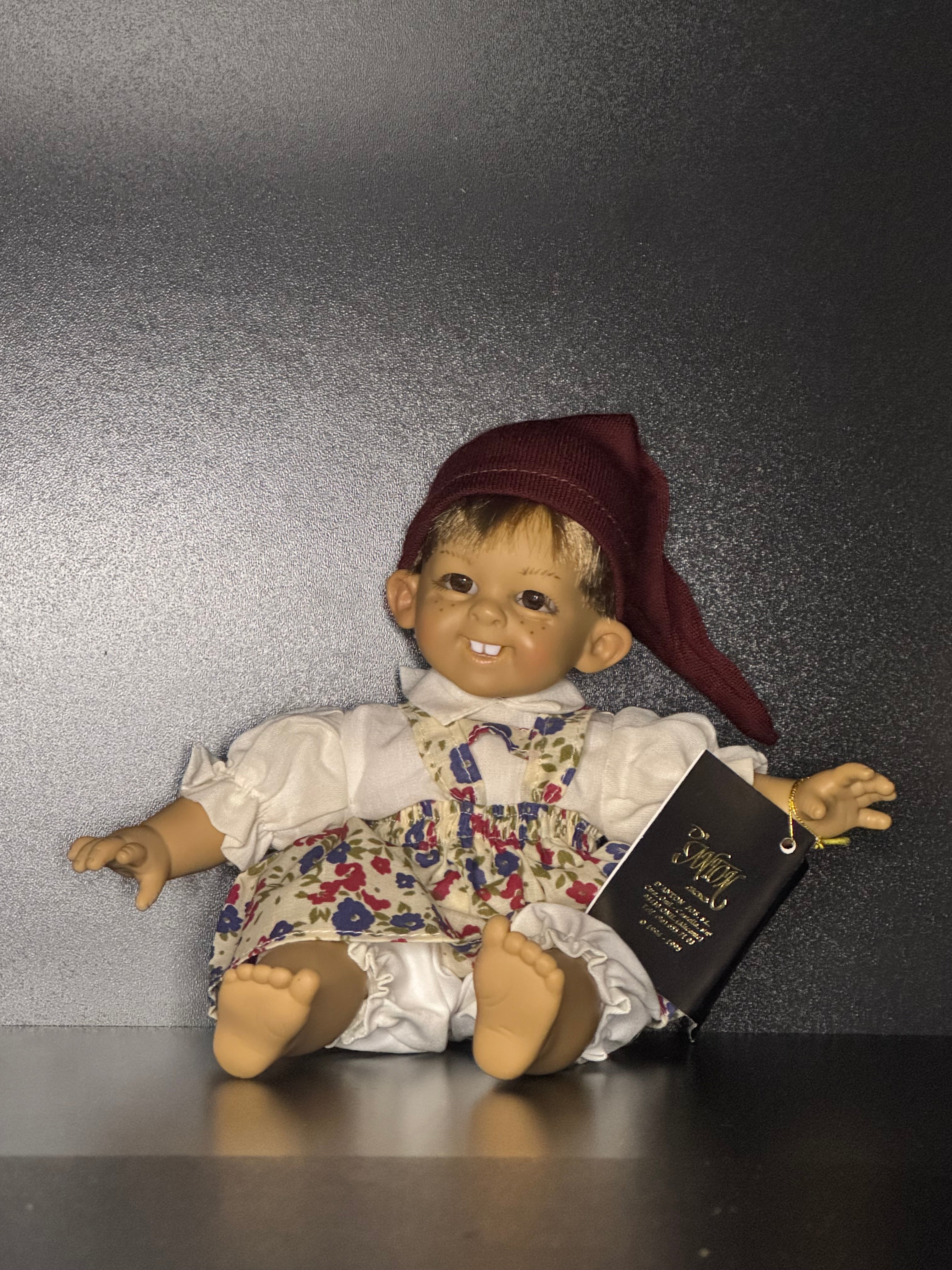 Poupée d'Artiste Vintage "Le Sourire Secret" | Poupée de Collection avec Étiquette d'Origine | Robe Florale