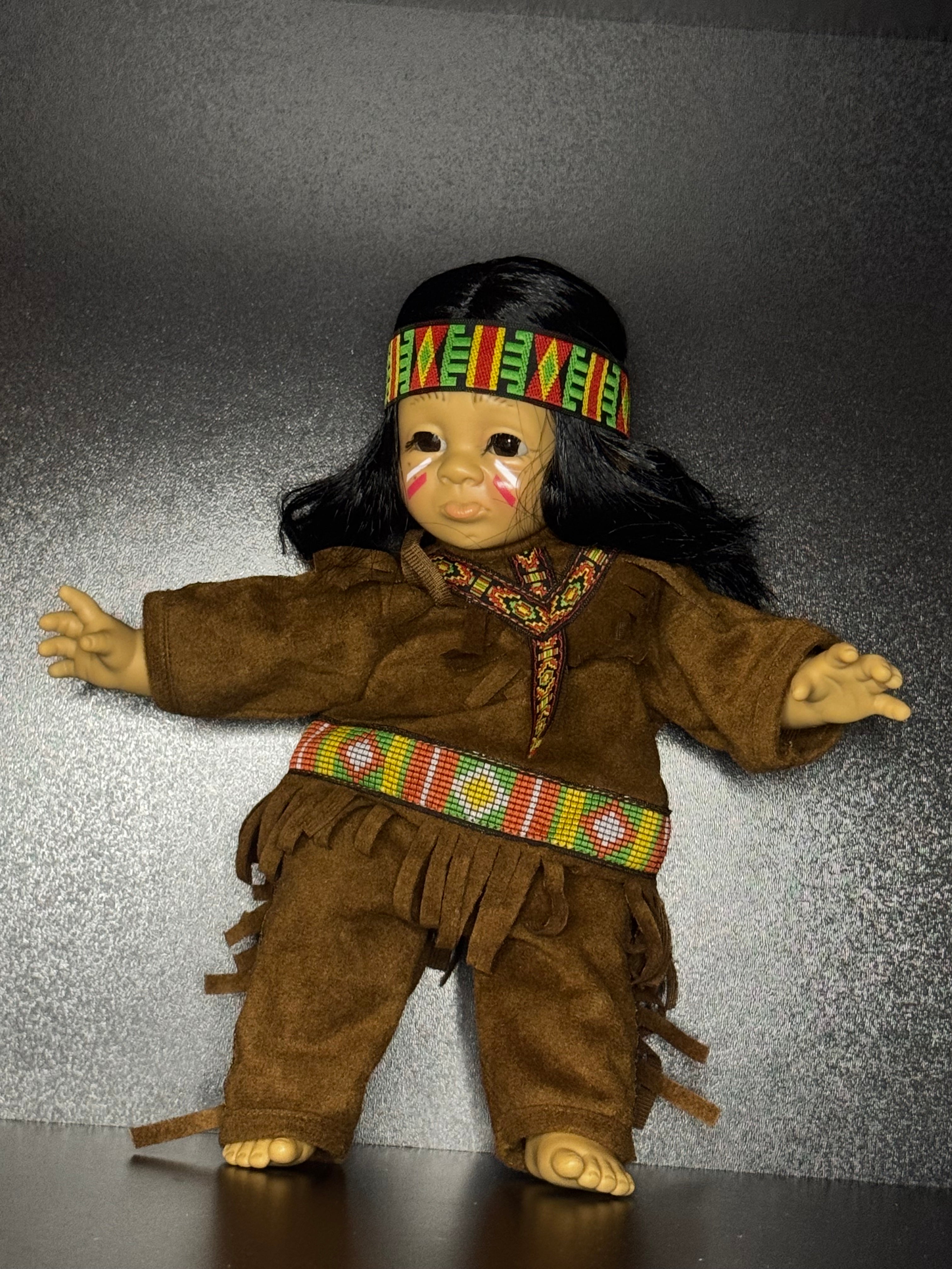 Poupée d'Artiste Thématique "Little Jerome" | Certificat d'Adoption Original | Costume en Suédine
