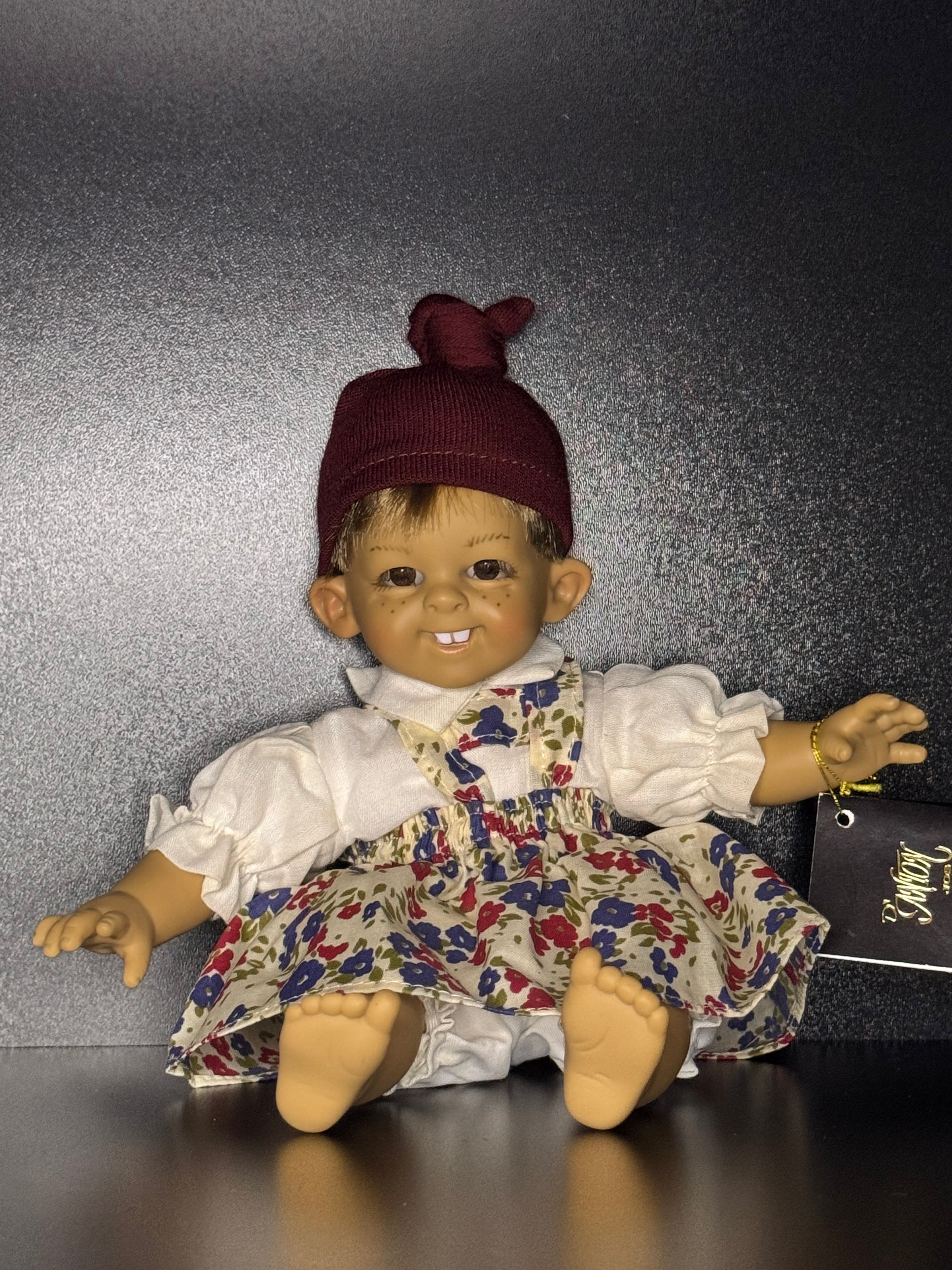 Poupée d'Artiste Vintage "Le Sourire Secret" | Poupée de Collection avec Étiquette d'Origine | Robe Florale