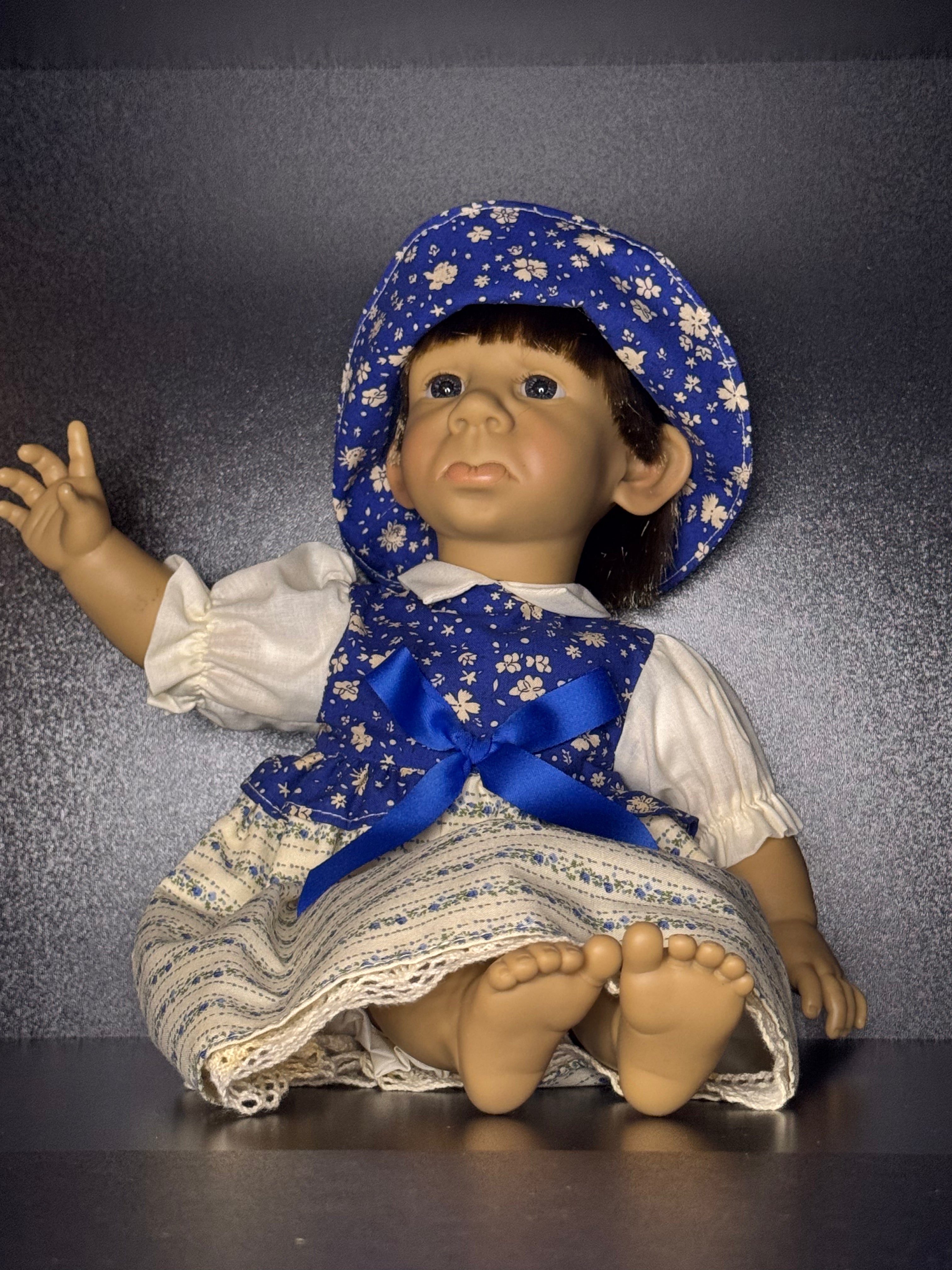 Poupée d'Artiste Vintage "Carla"| Poupée de Collection avec Fiche Originale | Tenue Folklorique Bleue