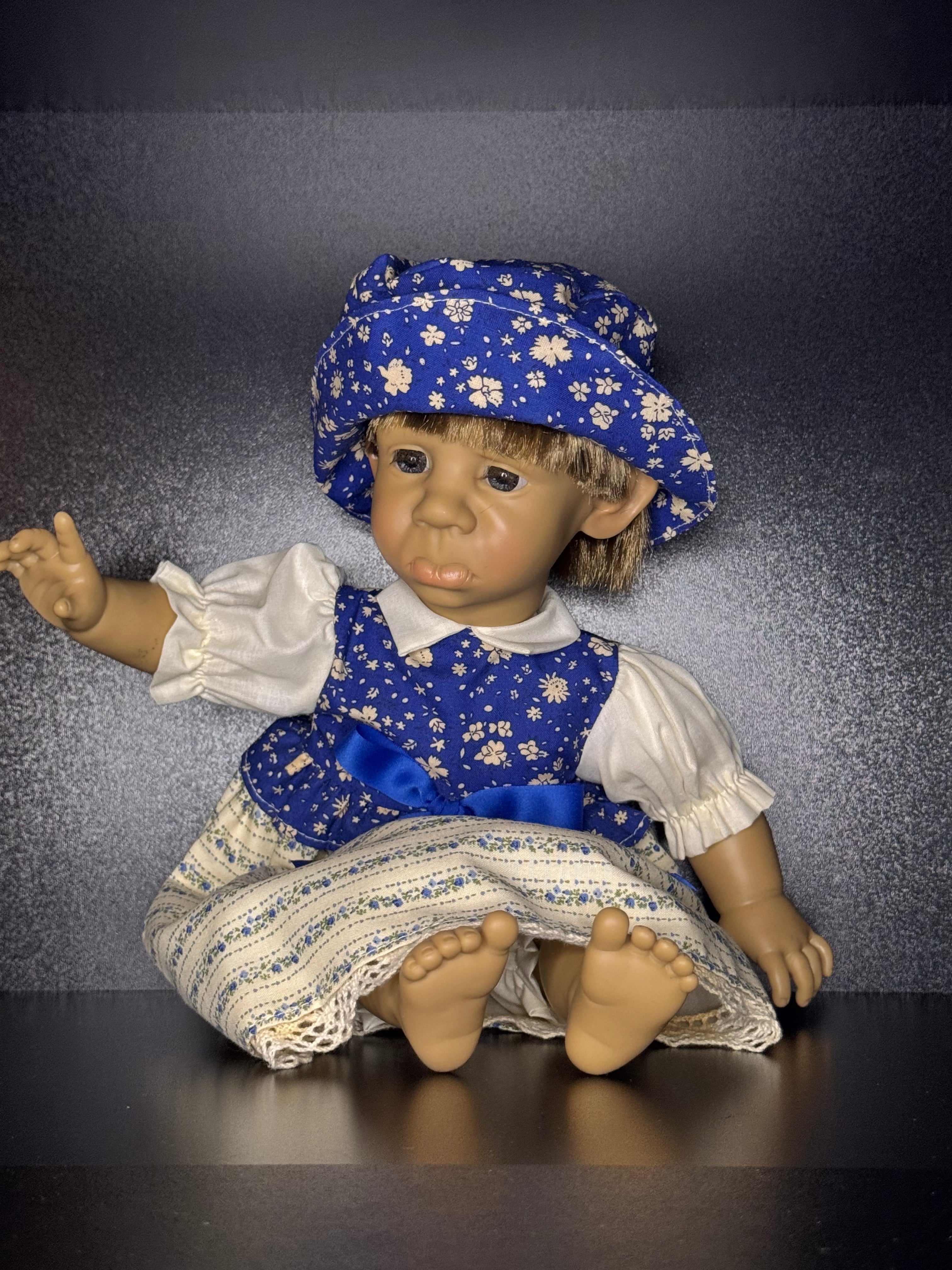 Poupée d'Artiste Vintage "Carla"| Poupée de Collection avec Fiche Originale | Tenue Folklorique Bleue