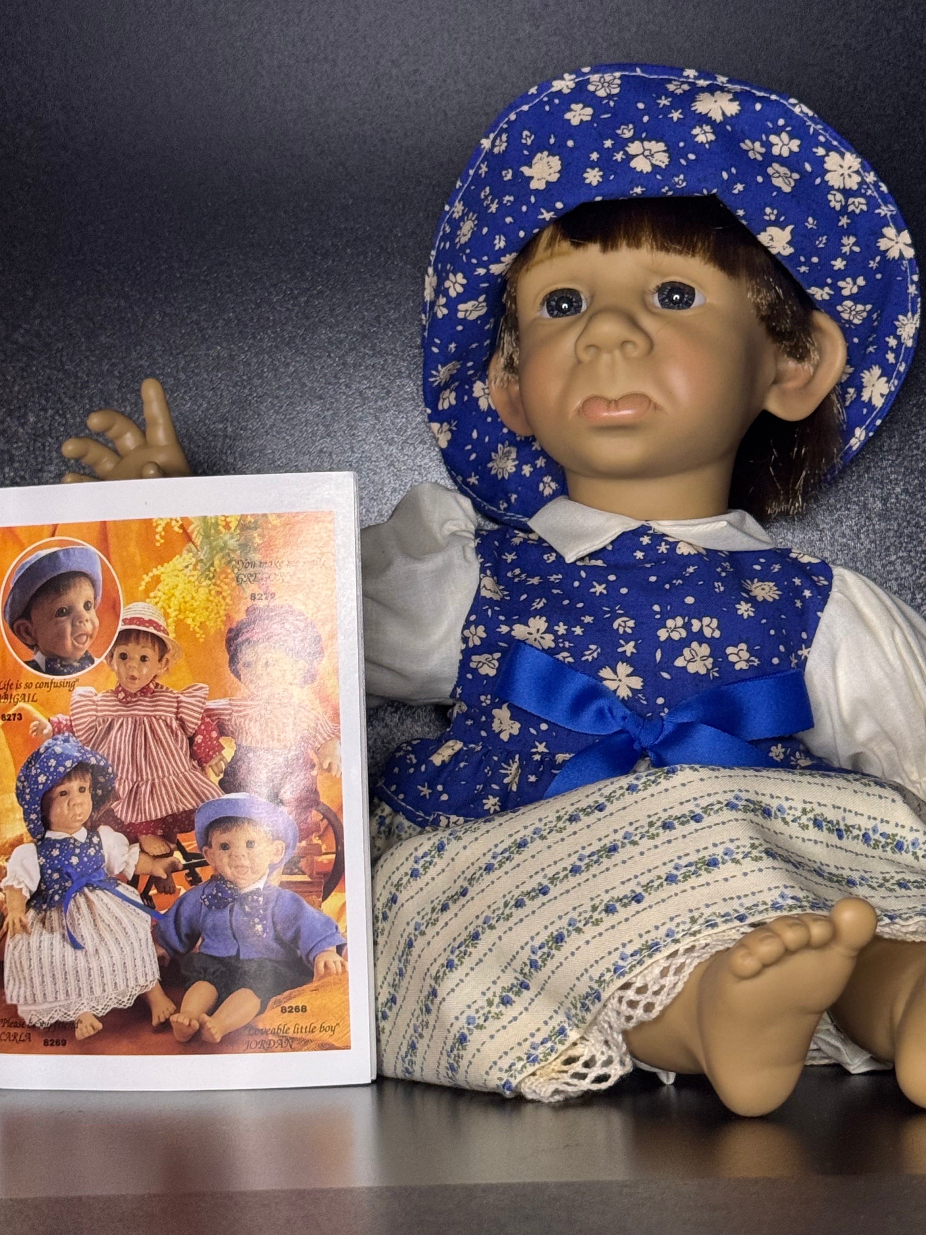 Poupée d'Artiste Vintage "Carla"| Poupée de Collection avec Fiche Originale | Tenue Folklorique Bleue